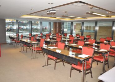 Crowne Harbiye Karşıyaka salonu