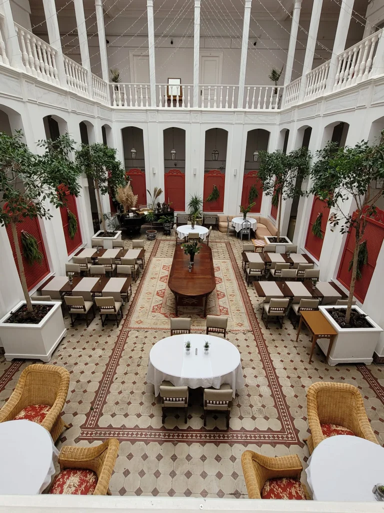 Avlu - Öğle yemeği